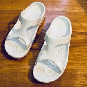 🌞SUMMER ISN’T OVER WHITE SANDALS!!! 👡👡